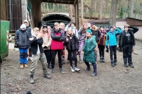 7. B pomáhala s úklidem listí v ZOO