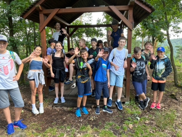 5.B - přespání ve škole a výlet na Pastýřskou stěnu